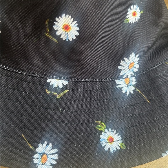 Alice + Olivia Daisy Reversible Bucket Hat NWT - Picture 9 of 12